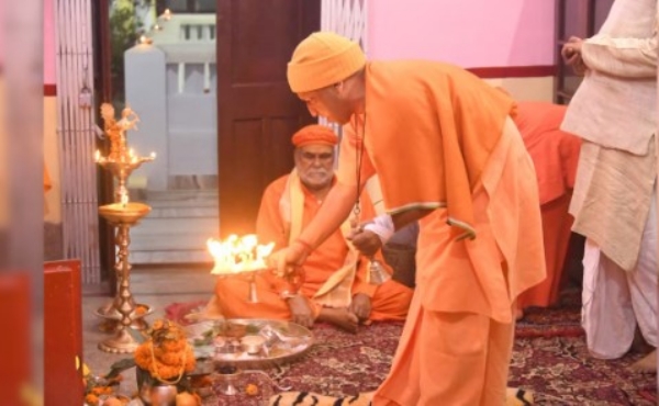 आरती करते योगी