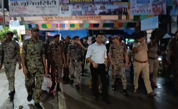 प्रचार थमते ही शहर में निकला पुलिस का फ्लैग मार्च