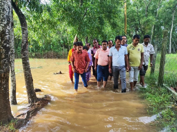विधायक रमा प्रसाद गिरी जलमग्न क्षेत्र का निरीक्षण करते हुए