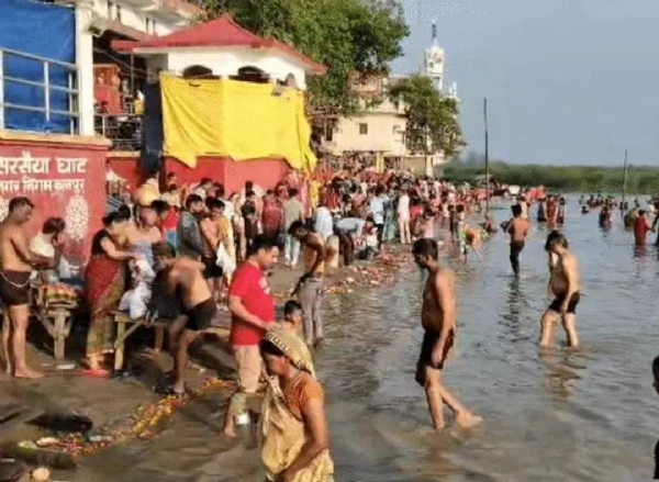 गंगा में डुबकी लगाते श्रद्धालुओं का छायाचित्र