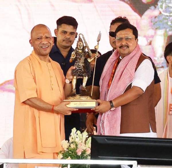 भाजपा अध्यक्ष नितिन नवीन का स्वागत करते मुख्यमंत्री योगी आदित्यनाथ भाजपा अध्यक्ष नितिन नवीन का स्वागत करते मुख्यमंत्री योगी आदित्यनाथ