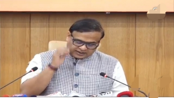 मुख्यमंत्री डॉ हिमंत बिस्व सरमा में मंगलवार को असम कैबिनेट की बैठक के बाद संवाददाता सम्मेलन को संबोधित करते हुए। मुख्यमंत्री डॉ हिमंत बिस्व सरमा में मंगलवार को असम कैबिनेट की बैठक के बाद संवाददाता सम्मेलन को संबोधित करते हुए।