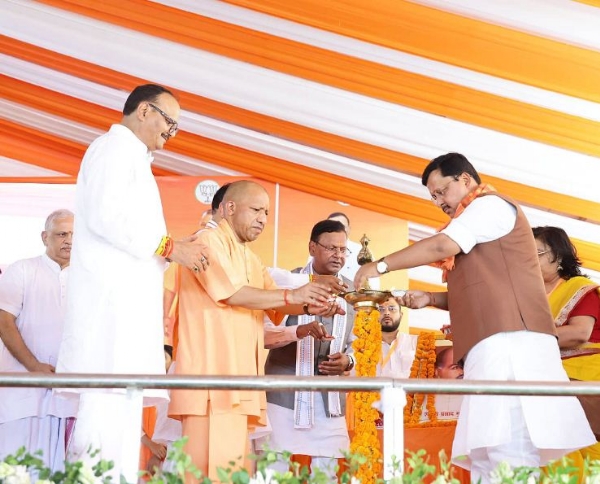 दीप जलाते नितिन नवीन व मुख्यमंत्री योगी आदित्यनाथ दीप जलाते नितिन नवीन व मुख्यमंत्री योगी आदित्यनाथ