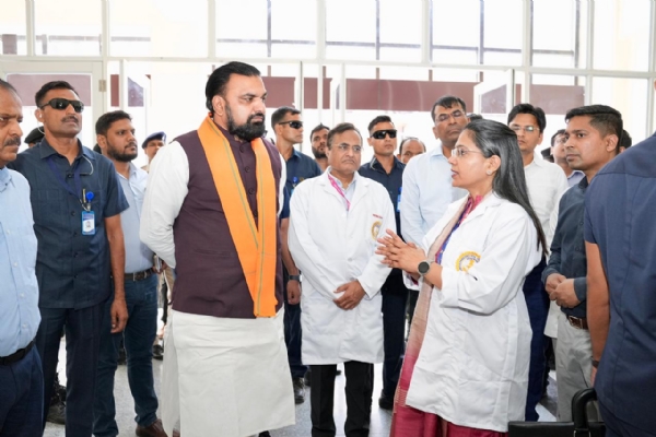 पटना एम्स का निरीक्षण के दौरान डाक्टरों से बात करते हुए मुख्यमंत्री