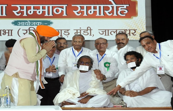 हरियाणा के मुख्यमंत्री नायब सैनी जालंधर में जैन मुनियाें के समक्ष नतमस्तक हाेते हुए हरियाणा के मुख्यमंत्री नायब सैनी जालंधर में जैन मुनियाें के समक्ष नतमस्तक हाेते हुए