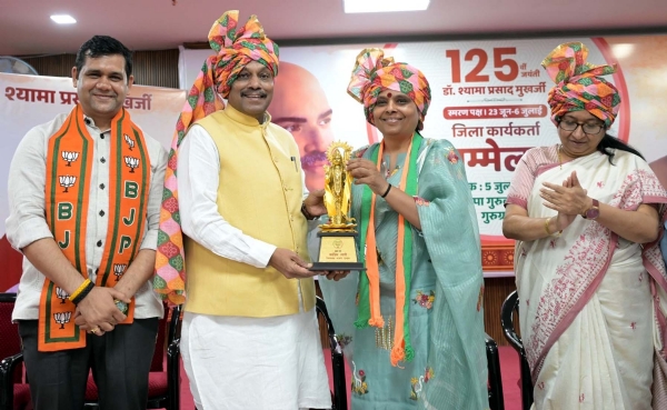 गुरुग्राम स्थित भाजपा कार्यालय में राष्ट्रीय महामंत्री विनोद तावड़े को स्मृति चिन्ह भेंट करतीं प्रदेश अध्यक्ष डा. अर्चना गुप्ता। गुरुग्राम स्थित भाजपा कार्यालय में राष्ट्रीय महामंत्री विनोद तावड़े को स्मृति चिन्ह भेंट करतीं प्रदेश अध्यक्ष डा. अर्चना गुप्ता।