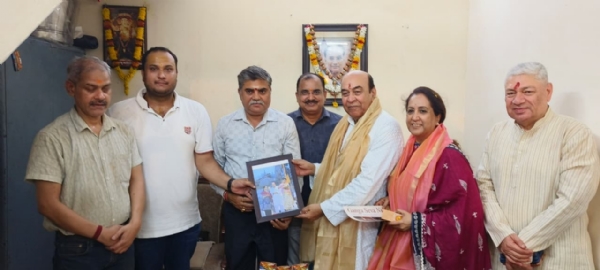 राज्यपाल को सम्मानित करते गंगा सेवा निधि के पदाधिकारी राज्यपाल को सम्मानित करते गंगा सेवा निधि के पदाधिकारी