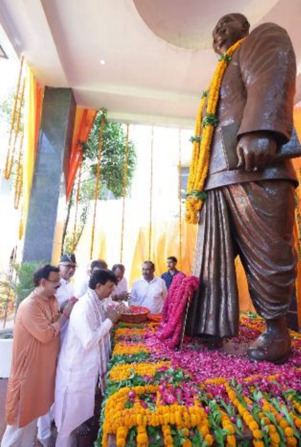 डा.श्यामा प्रसाद मुखर्जी की प्रतिमा पर पुष्पांजलि करते मंत्री कपिल देव अग्रवाल डा.श्यामा प्रसाद मुखर्जी की प्रतिमा पर पुष्पांजलि करते मंत्री कपिल देव अग्रवाल