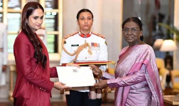 सूरीनाम की राजदूत हनीशा जयराम सोमवार को राष्ट्रपति द्रौपदी मुर्मु को अपना परिचयत्र पत्र सौंपते हुए सूरीनाम की राजदूत हनीशा जयराम सोमवार को राष्ट्रपति द्रौपदी मुर्मु को अपना परिचयत्र पत्र सौंपते हुए