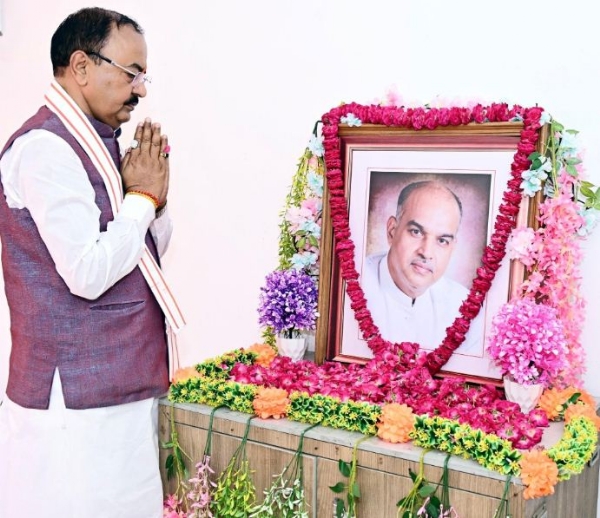 डा.श्यामा प्रसाद मुखर्जी के चित्र पर पुष्पांजलि करते केशव प्रसाद मौर्य डा.श्यामा प्रसाद मुखर्जी के चित्र पर पुष्पांजलि करते केशव प्रसाद मौर्य