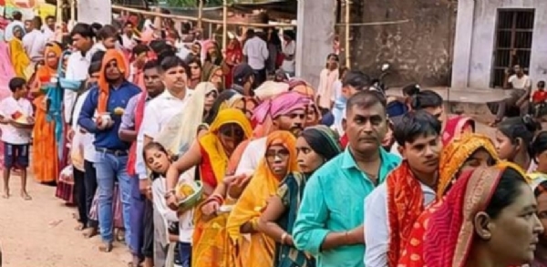 शीतला धाम में दर्शन पूजन के लिए पंक्तिबद्ध भक्तजन शीतला धाम में दर्शन पूजन के लिए पंक्तिबद्ध भक्तजन