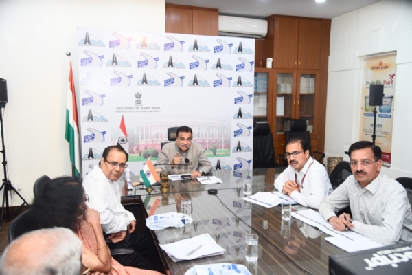 नई दिल्ली में एनएचएलएमएल की समीक्षा बैठक की अध्यक्षता करते केंद्रीय सड़क परिवहन एवं राजमार्ग मंत्री नितिन गडकरी।