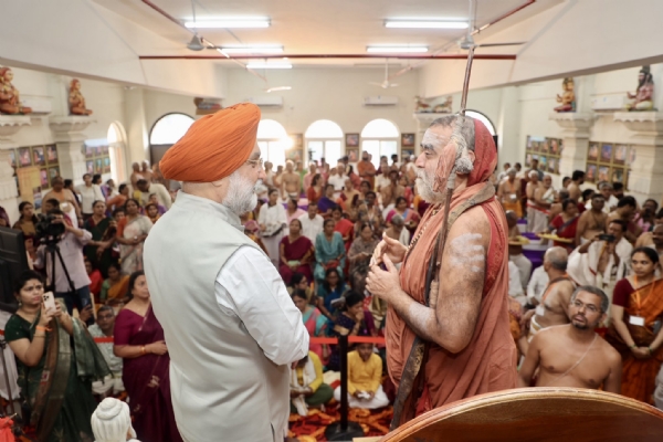 आरके पुरम स्थित कांची कामकोटी पीठम सांस्कृतिक केंद्र का सोमवार को दौरा करते दिल्ली के उपराज्यपाल तरनजीस सिंह संधू आरके पुरम स्थित कांची कामकोटी पीठम सांस्कृतिक केंद्र का सोमवार को दौरा करते दिल्ली के उपराज्यपाल तरनजीस सिंह संधू