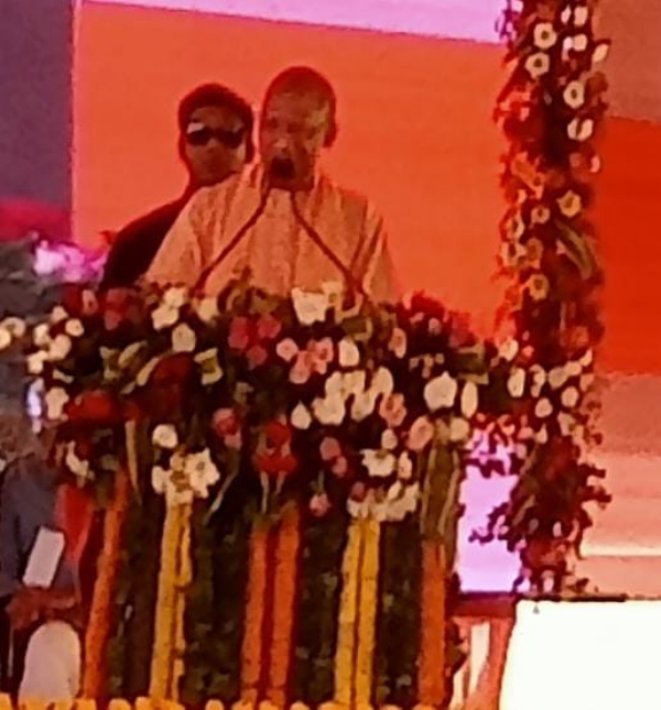 प्रेरणा पार्क में तीन महान विभूतियां की मूर्ति अनावरण करने के बाद जनसभा को संबोधित करते हुए हुए मुख्यमंत्री योगी आदित्यनाथ की फोटो प्रेरणा पार्क में तीन महान विभूतियां की मूर्ति अनावरण करने के बाद जनसभा को संबोधित करते हुए हुए मुख्यमंत्री योगी आदित्यनाथ की फोटो