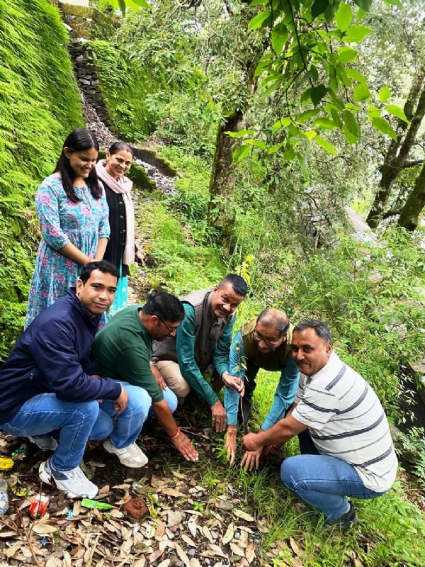 डीएसबी परिसर में पौधे रोपते प्राध्यापक।