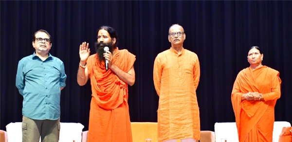 परीक्षा के संबंध में जानकारी देते योगगुरु बाबा रामदेव परीक्षा के संबंध में जानकारी देते योगगुरु बाबा रामदेव