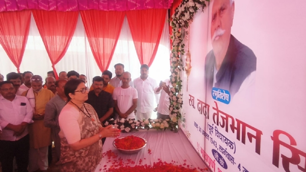 पूर्व विधायक के चित्र पर श्रद्धा सुमन अर्पित करती स्मृति ईरानी पूर्व विधायक के चित्र पर श्रद्धा सुमन अर्पित करती स्मृति ईरानी