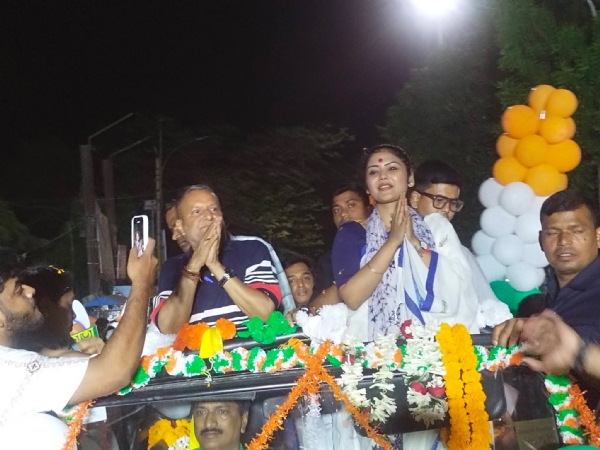 रोड शो के दौरान लोगों का अभिवादन करती सायोनी घोष रोड शो के दौरान लोगों का अभिवादन करती सायोनी घोष