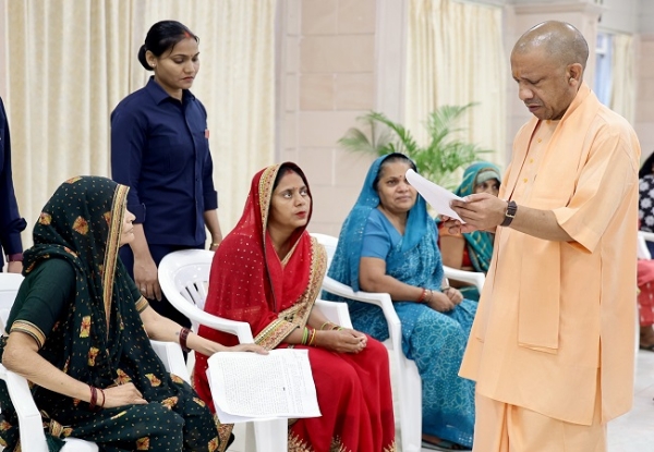 जनता दर्शन के दौरान पीड़ितों की समस्याएं सुनते मुख्यमंत्री योगी जनता दर्शन के दौरान पीड़ितों की समस्याएं सुनते मुख्यमंत्री योगी
