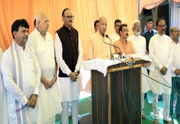 पत्रकारों से रूबरू मुख्यमंत्री योगी पत्रकारों से रूबरू मुख्यमंत्री योगी