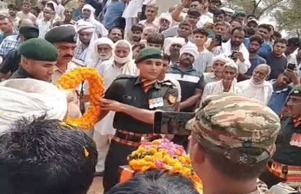 पुष्प चक्र अर्पित करते हुए सैनिक। पुष्प चक्र अर्पित करते हुए सैनिक।