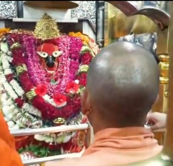 मां विंध्यवासिनी का दर्शन-पूजन करते मुख्यमंत्री योगी आदित्यनाथ। मां विंध्यवासिनी का दर्शन-पूजन करते मुख्यमंत्री योगी आदित्यनाथ।
