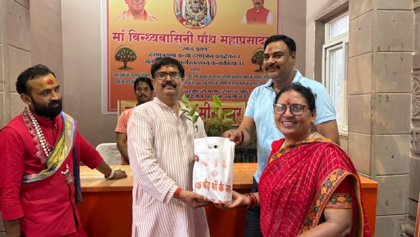 विंध्याचल धाम में श्रद्धालुओं को प्रसाद के साथ निःशुल्क पौधे वितरित करते डीएम व अन्य। विंध्याचल धाम में श्रद्धालुओं को प्रसाद के साथ निःशुल्क पौधे वितरित करते डीएम व अन्य।