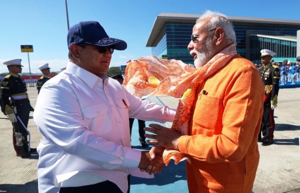 इंडोनेशिया के राष्ट्रपति प्राबोवो सुबियांतो बुधवार को हवाई अड्डे पर प्रधानमंत्री नरेन्द्र मोदी को विदा करते हुए इंडोनेशिया के राष्ट्रपति प्राबोवो सुबियांतो बुधवार को हवाई अड्डे पर प्रधानमंत्री नरेन्द्र मोदी को विदा करते हुए