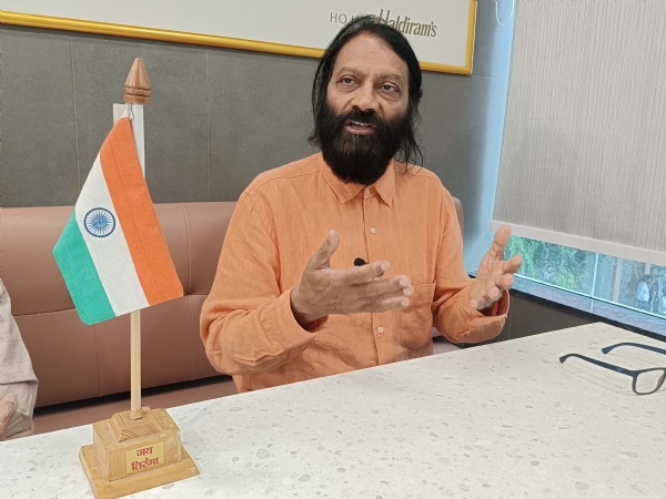 पत्रकारों से बात करते पूर्व डीजीपी शील मधुर। पत्रकारों से बात करते पूर्व डीजीपी शील मधुर।