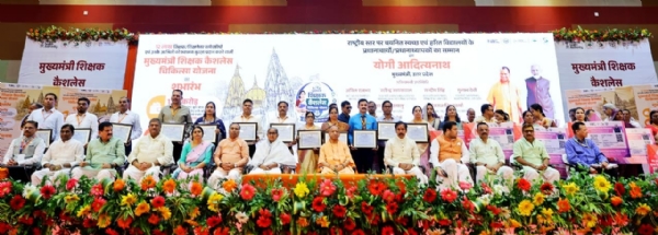 मुख्यमंत्री योगी प्रधानाचार्यों के साथ मुख्यमंत्री योगी प्रधानाचार्यों के साथ