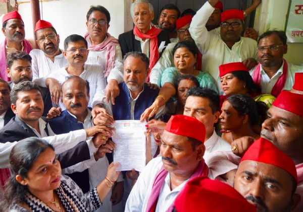 जिलाधिकारी कार्यालय पर सपा कार्यकर्ताओं द्वारा ज्ञापन देने का छाया चित्र जिलाधिकारी कार्यालय पर सपा कार्यकर्ताओं द्वारा ज्ञापन देने का छाया चित्र