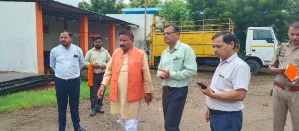निरीक्षण करते हुए निरीक्षण करते हुए