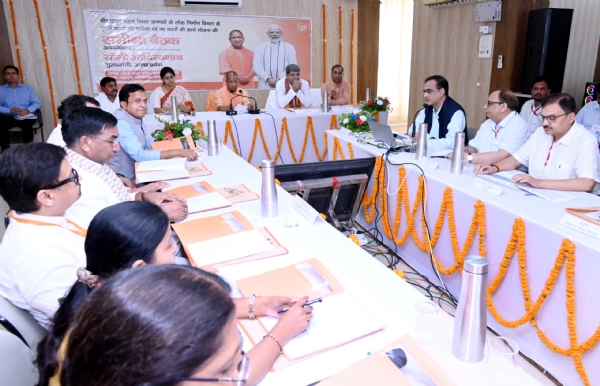 अष्टभुजा डाक बंगले में विंध्य मंडल के जनप्रतिनिधियों और अधिकारियों के साथ विकास कार्यों की समीक्षा करते मुख्यमंत्री योगी आदित्यनाथ अष्टभुजा डाक बंगले में विंध्य मंडल के जनप्रतिनिधियों और अधिकारियों के साथ विकास कार्यों की समीक्षा करते मुख्यमंत्री योगी आदित्यनाथ