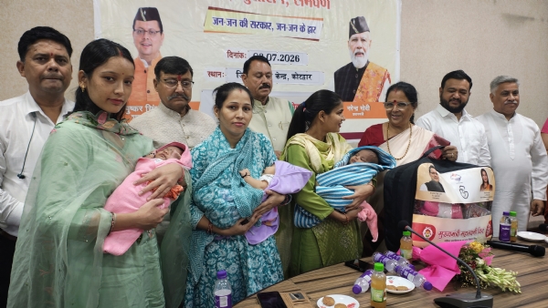 कोटद्वार में जन सेवा शिविर में लाभार्थियों के साथ मौजूद पदाधिकारी कोटद्वार में जन सेवा शिविर में लाभार्थियों के साथ मौजूद पदाधिकारी