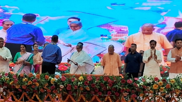 मुख्यमंत्री कैशलेस स्वास्थ्य सुविधा के शुभारंभ के अवसर पर मुख्यमंत्री मुख्यमंत्री कैशलेस स्वास्थ्य सुविधा के शुभारंभ के अवसर पर मुख्यमंत्री