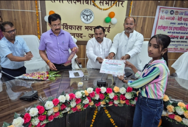 छात्रों को सम्मानित करते जिलाधिकारी व जनप्रतिनिधि छात्रों को सम्मानित करते जिलाधिकारी व जनप्रतिनिधि