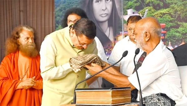 सीएम धामी का सम्मान करते मोरारी बापू सीएम धामी का सम्मान करते मोरारी बापू