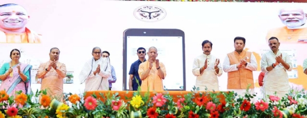 कैशलेस स्वास्थ्य सुविधा के शुभारंभ कार्यक्रम में मुख्यमंत्री कैशलेस स्वास्थ्य सुविधा के शुभारंभ कार्यक्रम में मुख्यमंत्री