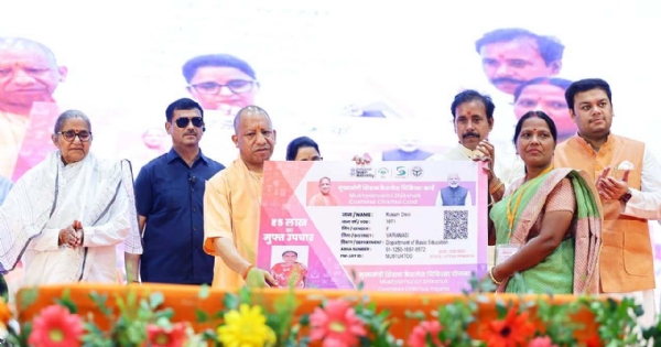 कैशलेस स्वास्थ्य सुविधा के शुभारंभ कार्यक्रम में मुख्यमंत्री कैशलेस स्वास्थ्य सुविधा के शुभारंभ कार्यक्रम में मुख्यमंत्री