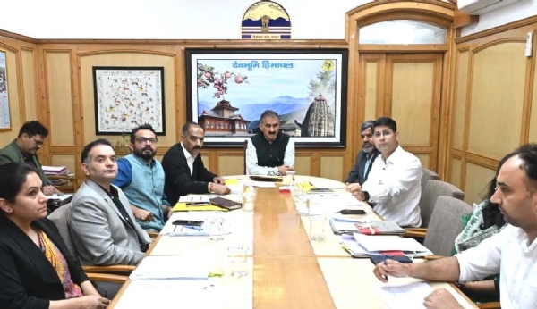मुख्यमंत्री योजना की समीक्षा करते हुए मुख्यमंत्री योजना की समीक्षा करते हुए