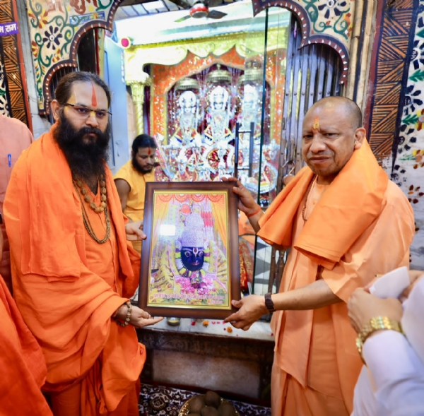 *मुख्यमंत्री योगी आदित्यनाथ ने भगवान श्री कामतानाथ का दर्शन कर की प्रदेश की सुख-समृद्धि एवं जनकल्याण की कामना*