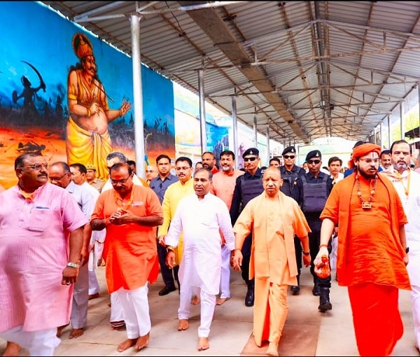 मुख्यमंत्री योगी आदित्यनाथ ने कामतानाथ की आराधना कर कामदगिरि पर्वत की पवित्र परिक्रमा की