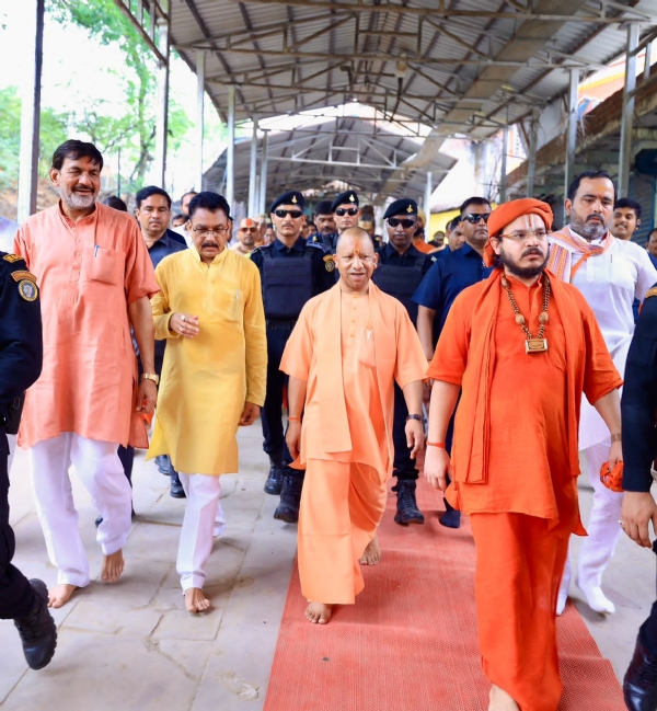 *मुख्यमंत्री योगी आदित्यनाथ ने भगवान श्री कामतानाथ का दर्शन कर की प्रदेश की सुख-समृद्धि एवं जनकल्याण की कामना*