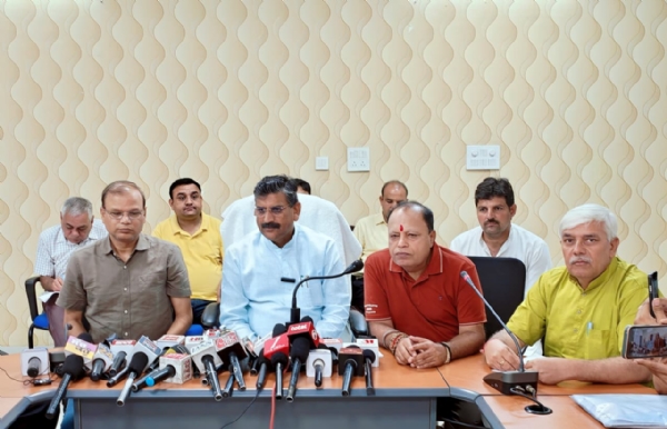 पत्रकारों से बातचीत करते हुए हरियाणा के सामाजिक न्याय एवं अधिकारिता मंत्री कृष्ण कुमार बेदी। पत्रकारों से बातचीत करते हुए हरियाणा के सामाजिक न्याय एवं अधिकारिता मंत्री कृष्ण कुमार बेदी।