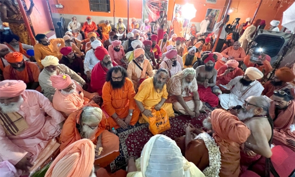 बैठक में उपस्थित संत व महंत बैठक में उपस्थित संत व महंत