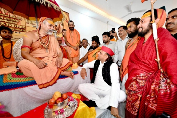 स्वामी अविमुक्तेश्वरानंद से आशीर्वाद लेते अखिलेश यादव स्वामी अविमुक्तेश्वरानंद से आशीर्वाद लेते अखिलेश यादव