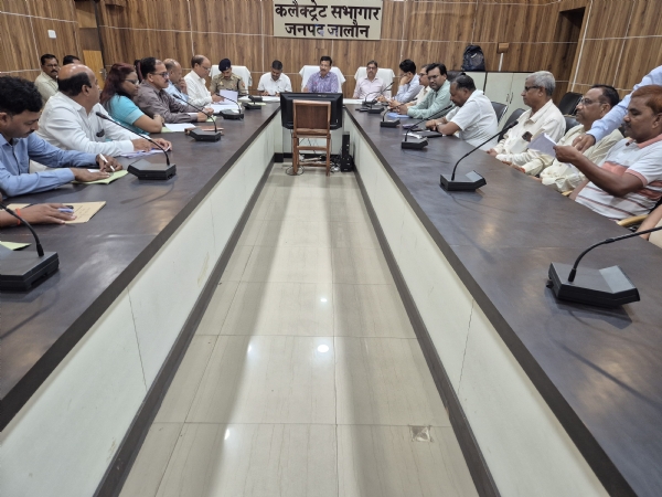 ग्रीन पंचायत बनाने को लेकर बैठक करते जिलाधिकारी