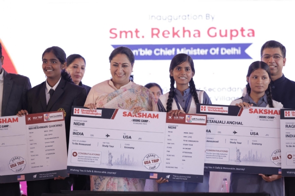 शालीमार बाग में आयोजित कार्यक्रम में मुख्यमंत्री रेखा गुप्ता शुक्रवार को  स्टेम इनोवेशन लैब में उत्कृष्ट प्रदर्शन करने वाले टॉप पांच विद्यार्थियों को यूनाइटेड स्टेट्स स्पेस एंड रॉकेट सेंटर के प्रतिष्ठित अंतरिक्ष विज्ञान कार्यक्रम के लिए अमेरिका यात्रा के एअर टिकट प्रदान करत ेहुए