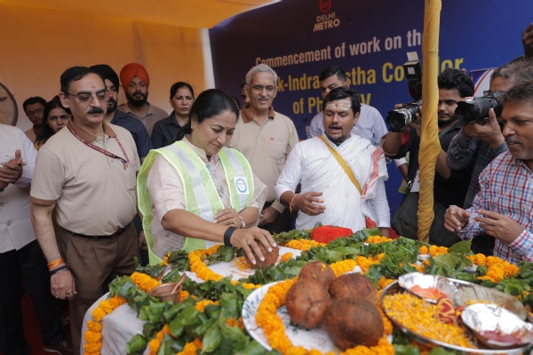 मुख्यमंत्री रेखा गुप्ता गुरुवार को सराय रोहिल्ला मेट्रो स्टेशन निर्माण स्थल पर इंद्रलोक-इंद्रप्रस्थ मेट्रो कॉरिडोर परियोजना के निर्माण कार्य का शुभारंभ करते हुए मुख्यमंत्री रेखा गुप्ता गुरुवार को सराय रोहिल्ला मेट्रो स्टेशन निर्माण स्थल पर इंद्रलोक-इंद्रप्रस्थ मेट्रो कॉरिडोर परियोजना के निर्माण कार्य का शुभारंभ करते हुए