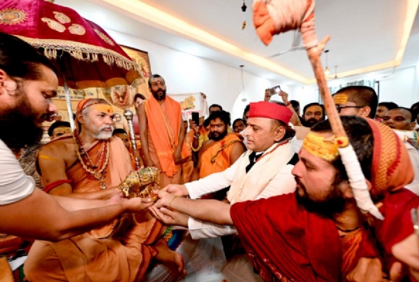 स्वामी अविमुक्तेश्वरानंद के साथ अखिलेश यादव स्वामी अविमुक्तेश्वरानंद के साथ अखिलेश यादव